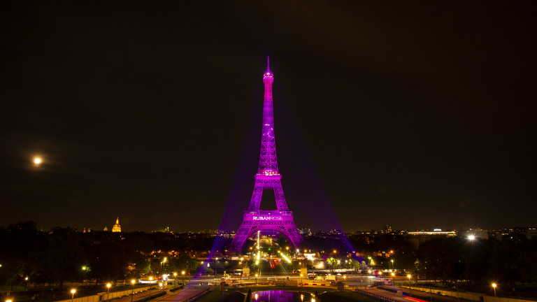 La Torre Eiffel si illumina di rosa