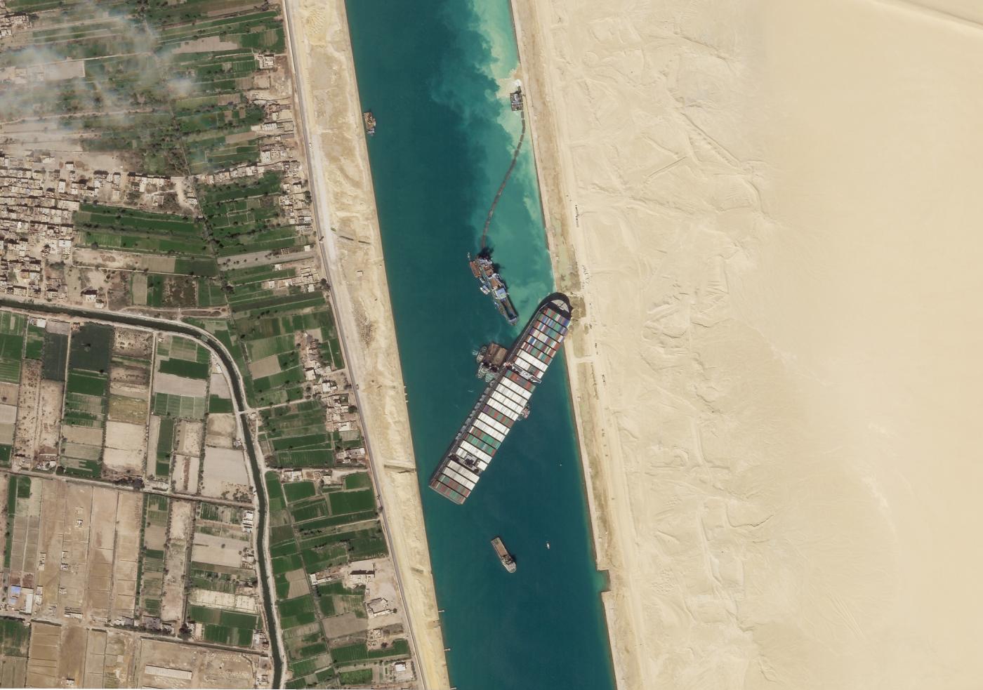 Suez, le autorità del canale: “Ever Given disincagliata, si muove” Suez, le autorità del canale: “Ever Given disincagliata, si muove”