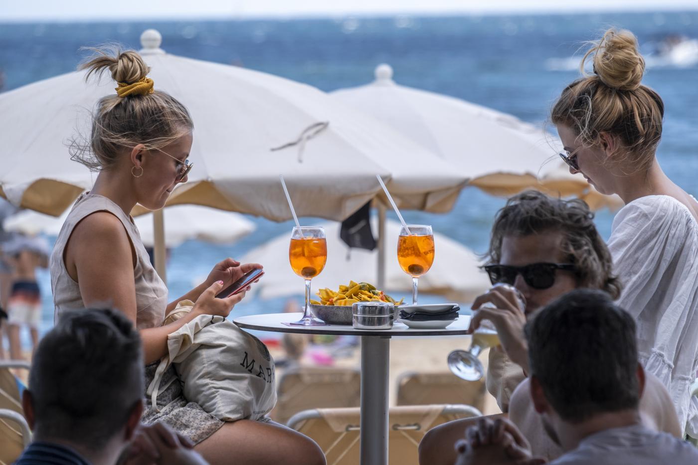 Stretta governo su viaggi all’estero: quarantena e tampone al rientro Stretta governo su viaggi all’estero: quarantena e tampone al rientro