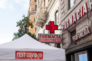 Immagini di una farmacia di Roma che effettua tamponi rapidi antigenici