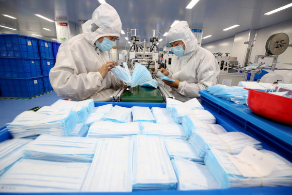 Produzione di mascherine mediche a Zaozhuang in Cina