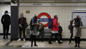 Londra, la metro continua a funzionare nonostante le restrizioni Covid