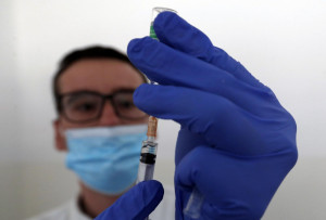 Covid, la Serbia ha iniziato a vaccinare i migranti