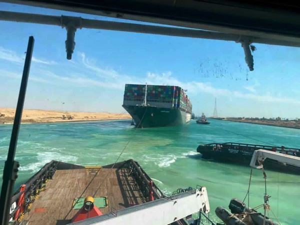 La nave Ever Given disincagliata: riprende la navigazione nel Canale di Suez