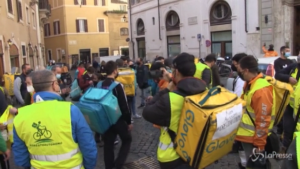 Protesta dei rider contro il contratto di categoria