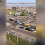 Torino, corteo di centinaia di furgoni degli ambulanti in protesta