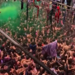 India, migliaia di persone festeggiano l’Holi-day nonostante la pandemia