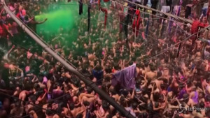 India, migliaia di persone festeggiano l'Holi-day