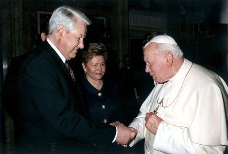 Papa Wojtyla incontra in Vaticano il presidente russo Boris Yeltsin