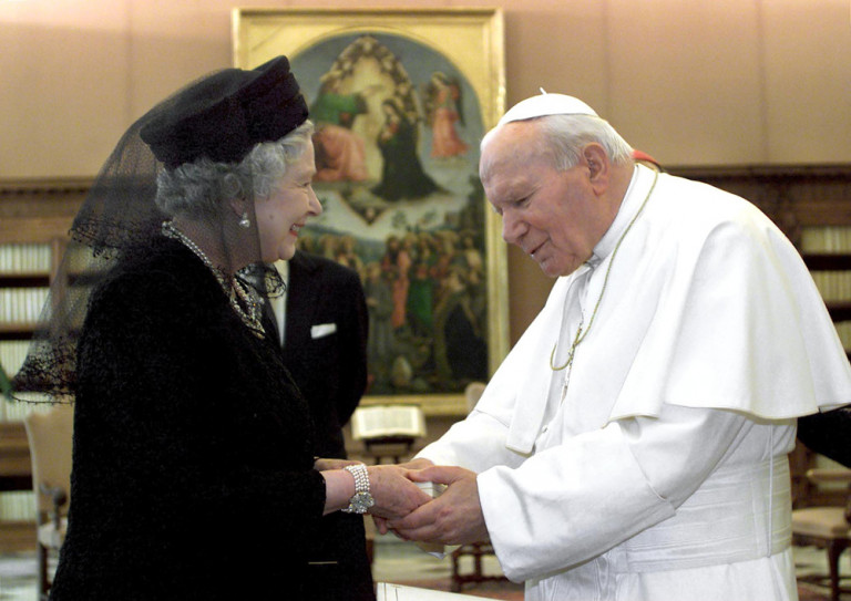 Papa Giovanni Paolo II riceve la Regina Elisabetta