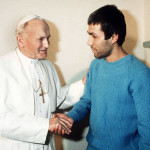 Papa Giovanni Paolo II incontra il suo attentatore Ali Agca.