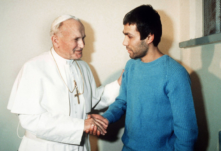 Papa Giovanni Paolo II incontra il suo attentatore Ali Agca.