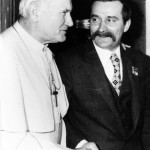 Papa Giovanni Paolo II incontra il leader di Solidarnosch Lech Walesa.