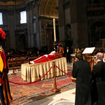 fiume incessante di fedeli in attesa di rendere omaggio alla salma di Giovanni Paolo II