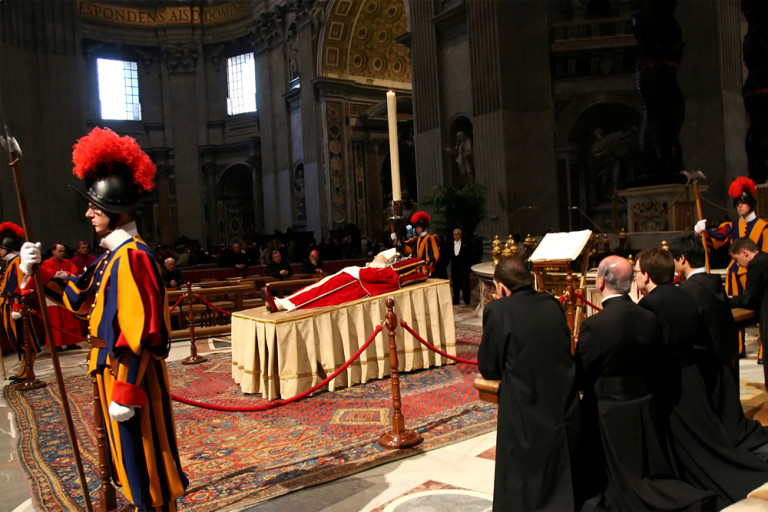 fiume incessante di fedeli in attesa di rendere omaggio alla salma di Giovanni Paolo II