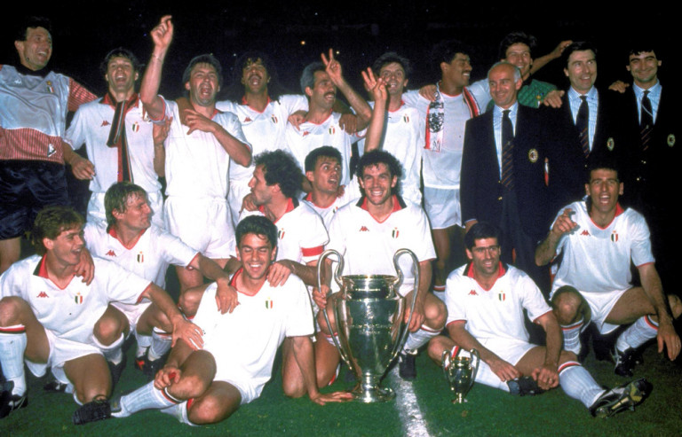 Arrigo Sacchi festeggia con la squadra la conquista della Coppa Campioni a Vienna