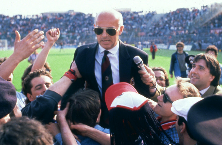Arrigo Sacchi esulta dopo aver conquistato lo scudetto