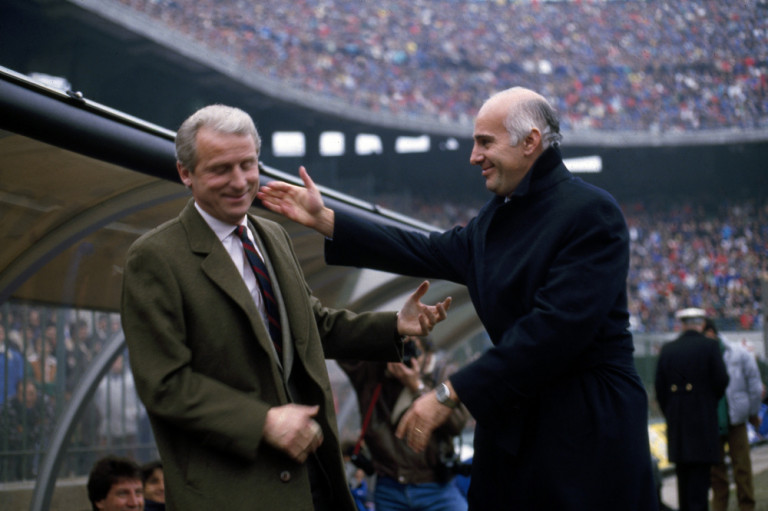 Giovanni Trapattoni e il collega Arrigo Sacchi scherzano prima dell'inizio del derby della Madonnina
