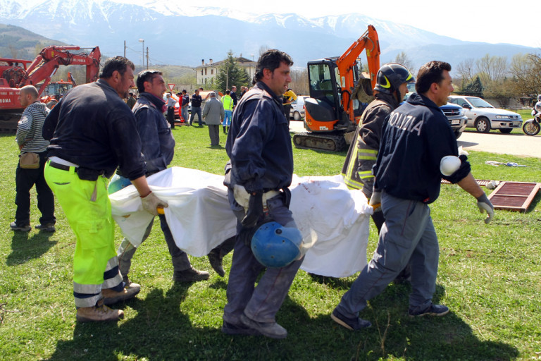 Terremoto Abruzzo. Recupero dei corpi dalle macerie