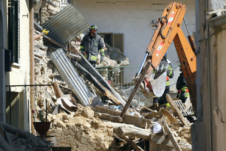 Terremoto Abruzzo Vigili del Fuoco al lavoro tra le macerie
