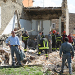 Si lavora per estrarre i corpi dalle macerie