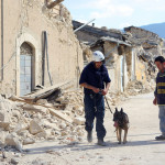 Onna (L'Aquila) Terremoto Abruzzo Si cerca tra le macerie