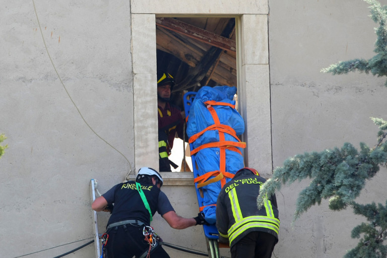 Vigili del Fuoco recuperano il corpo di una suora nel Monastero di S. Chiara