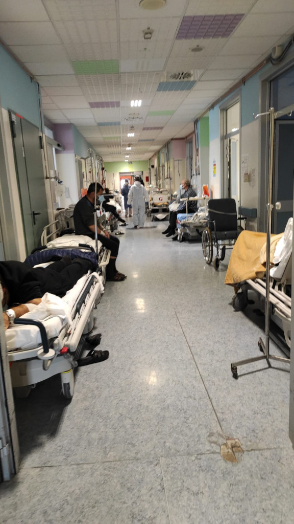 Galleria foto 'Piemonte, la denuncia del Nursind: “Impossibile assistere in queste condizioni. Pazienti su scale ospedale”' - foto 2