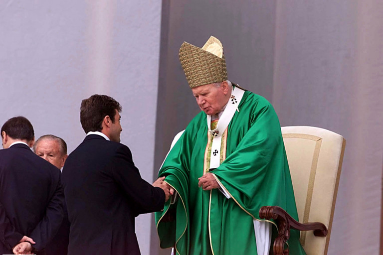 Giovanni Paolo II riceve l'atleta Antonio Rossi in Vaticano