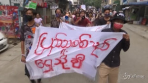 Yangon si torna a manifestare contro il regime