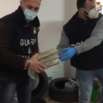 Napoli, sequestrati 150 kg di coca, 46 kg di hashish e 9 pistole: 5 arresti