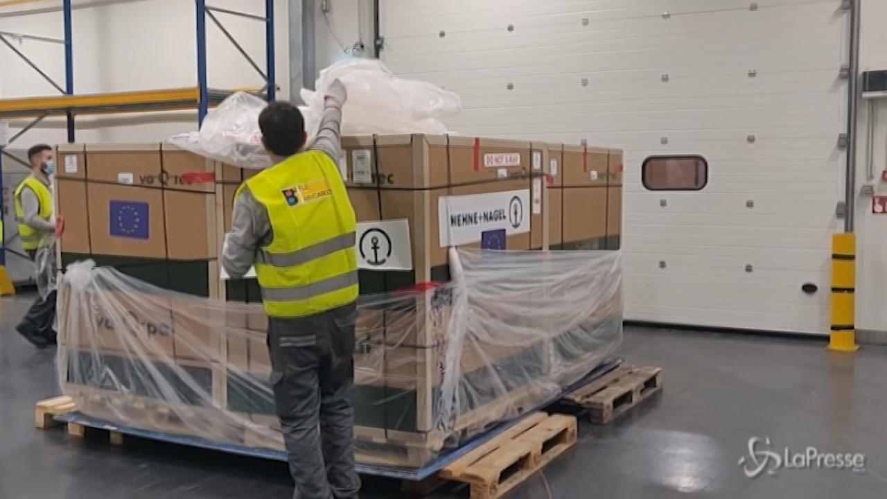 Vaccini, arrivate 500mila dosi Moderna: oggi distribuzione a Regioni Vaccini, arrivate 500mila dosi Moderna: oggi distribuzione a Regioni