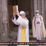 A Notre-Dame si celebra il Giovedì Santo tra distanziamento e caschetti di sicurezza