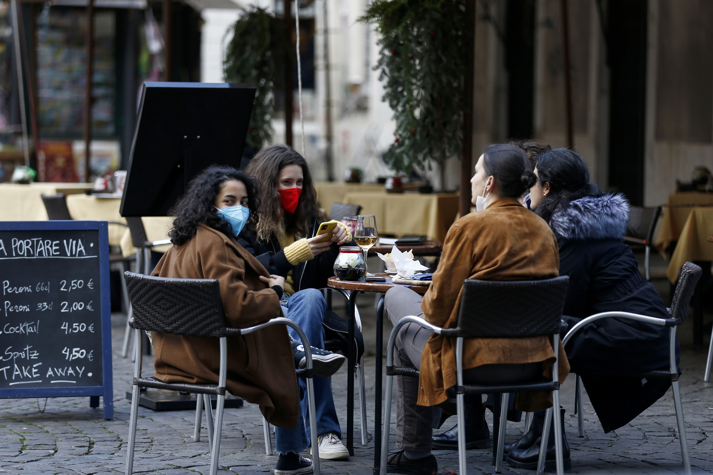 Covid, 11 Regioni con Rt sopra a uno. Brusaferro: “Preoccupano terapie intensive” Covid, 11 Regioni con Rt sopra a uno. Brusaferro: “Preoccupano terapie intensive”