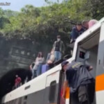 Treno deragliato a Taiwan: i soccorsi dopo lo schianto