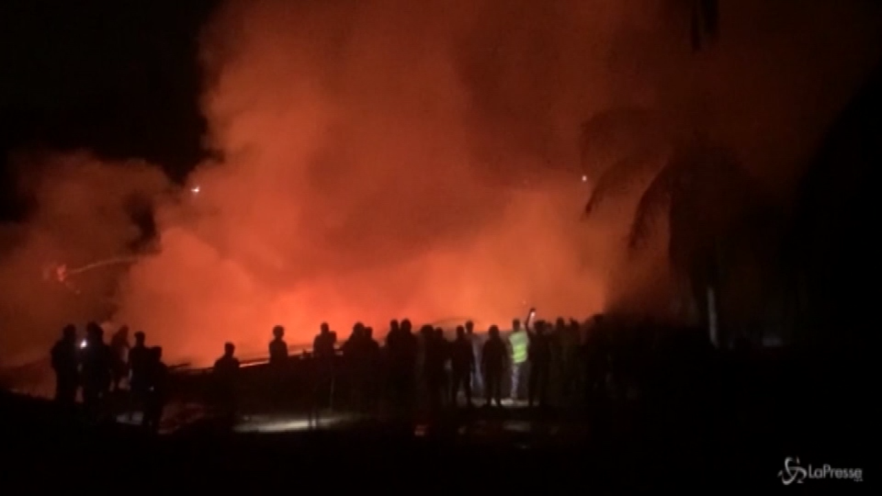 Bangladesh, a fuoco mercato in un campo rifugiati Rohingya Bangladesh, a fuoco mercato in un campo rifugiati Rohingya