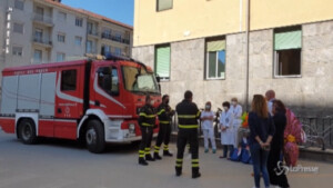 Vigili del fuoco distribuiscono uova di cioccolato ai bimbi ricoverati in ospedale