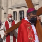 Parigi: la suggestiva cerimonia del Venerdì Santo alla basilica del Sacro Cuore