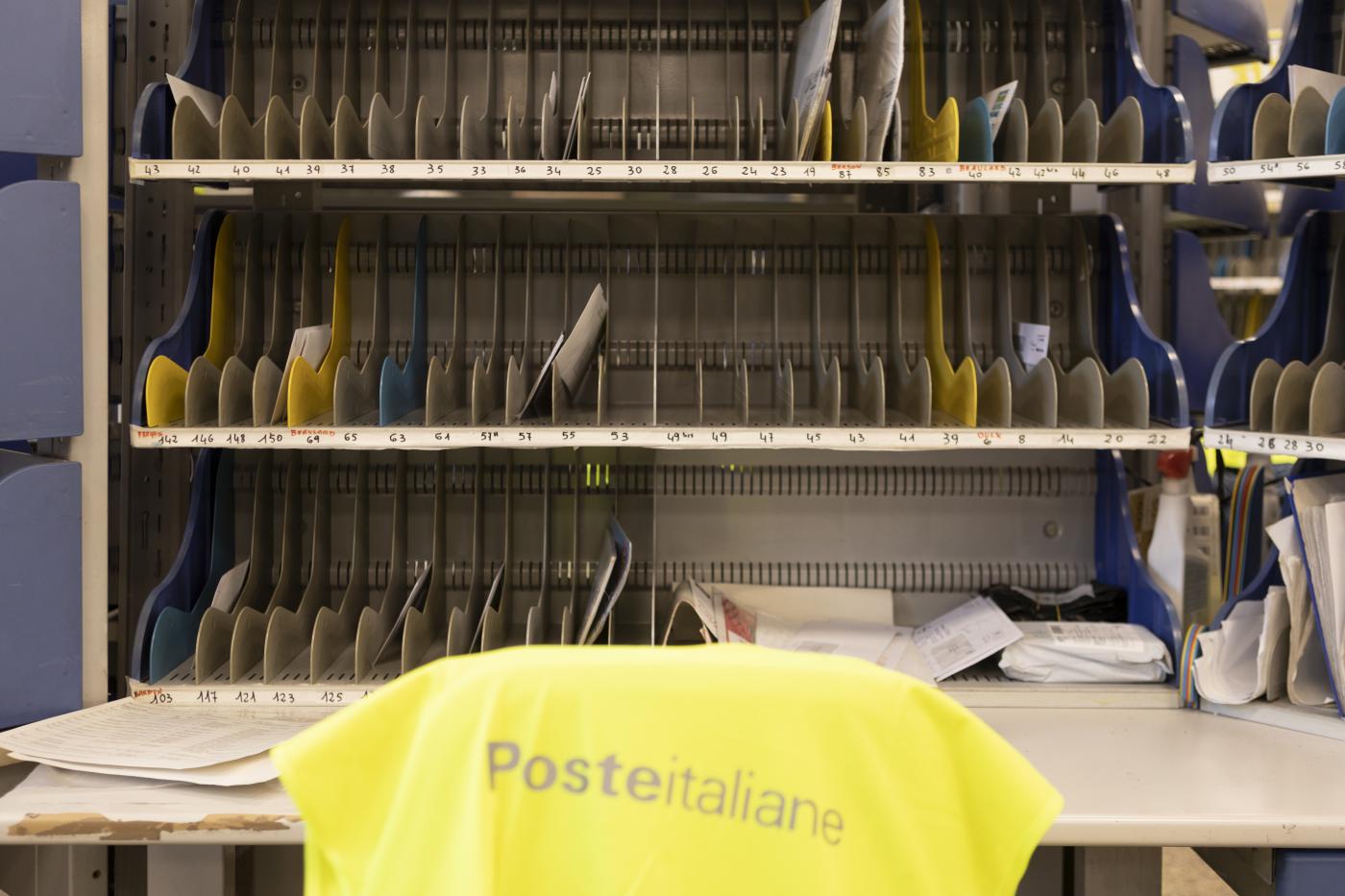 Lombardia, al via il sistema di prenotazione del vaccino con Poste Italiane: per ora senza intoppi