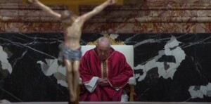 Papa. Via Crucis nel segno della pandemia
