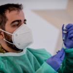 Vaccini, debutto ok per Poste in Lombardia. Polemica Ferragni-Ats Milano