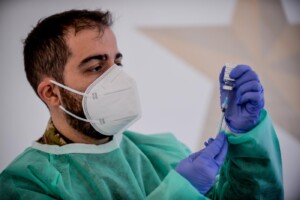 Vaccini e tamponi: a Milano il primo Drive Through della Difesa