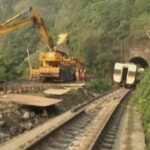 Deragliamento a Taiwan, gli operatori puliscono l’area dello schianto