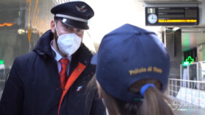 Polizia dona uova e peluche ai bambini degli ospedali pediatrici