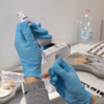 Vaccini, slitta obiettivo 500mila dosi al giorno