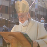 Pasqua, a Torino messa del Vescovo nel cortile della case popolari