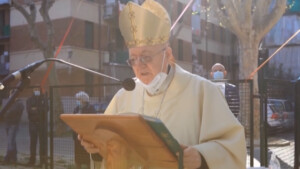 messa del Vescovo nel cortile della case popolari