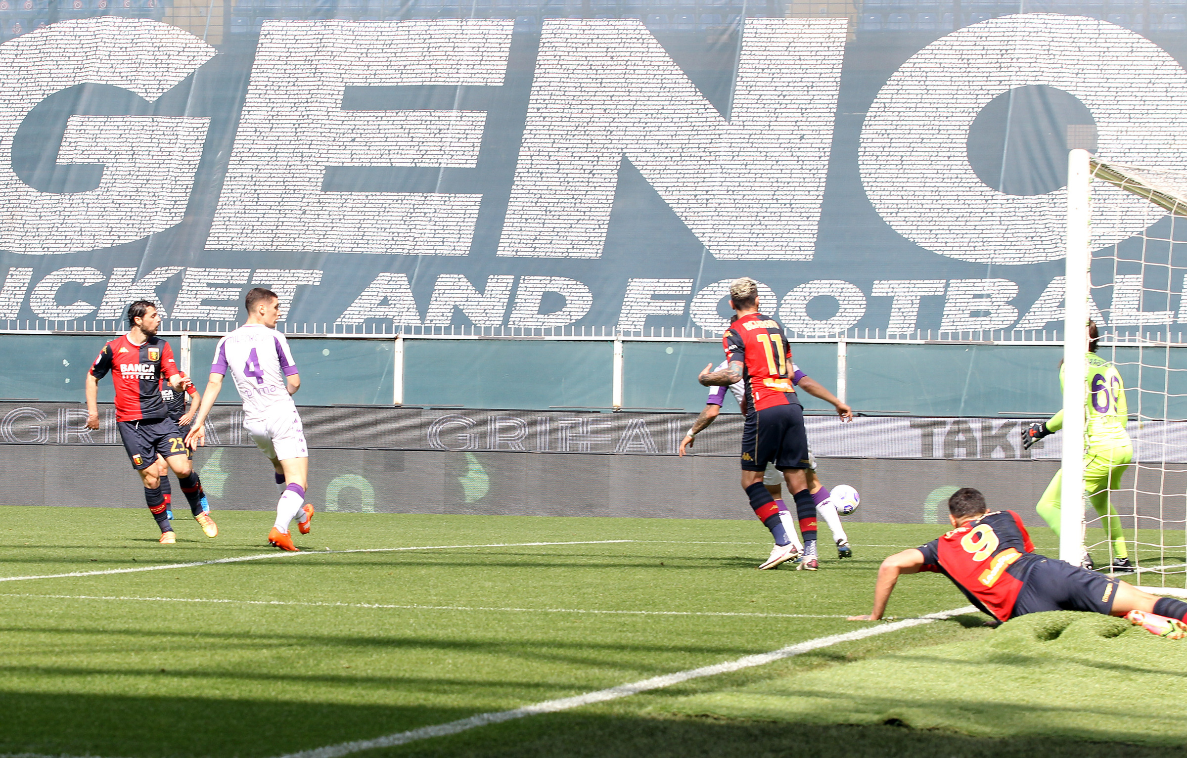 Serie A, Vlahovic replica a Destro: Genoa-Fiorentina 2-2, pari va bene a tutti
