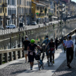 La prossima settimana il punto sulle riaperture: prima di fine mese se caleranno i contagi