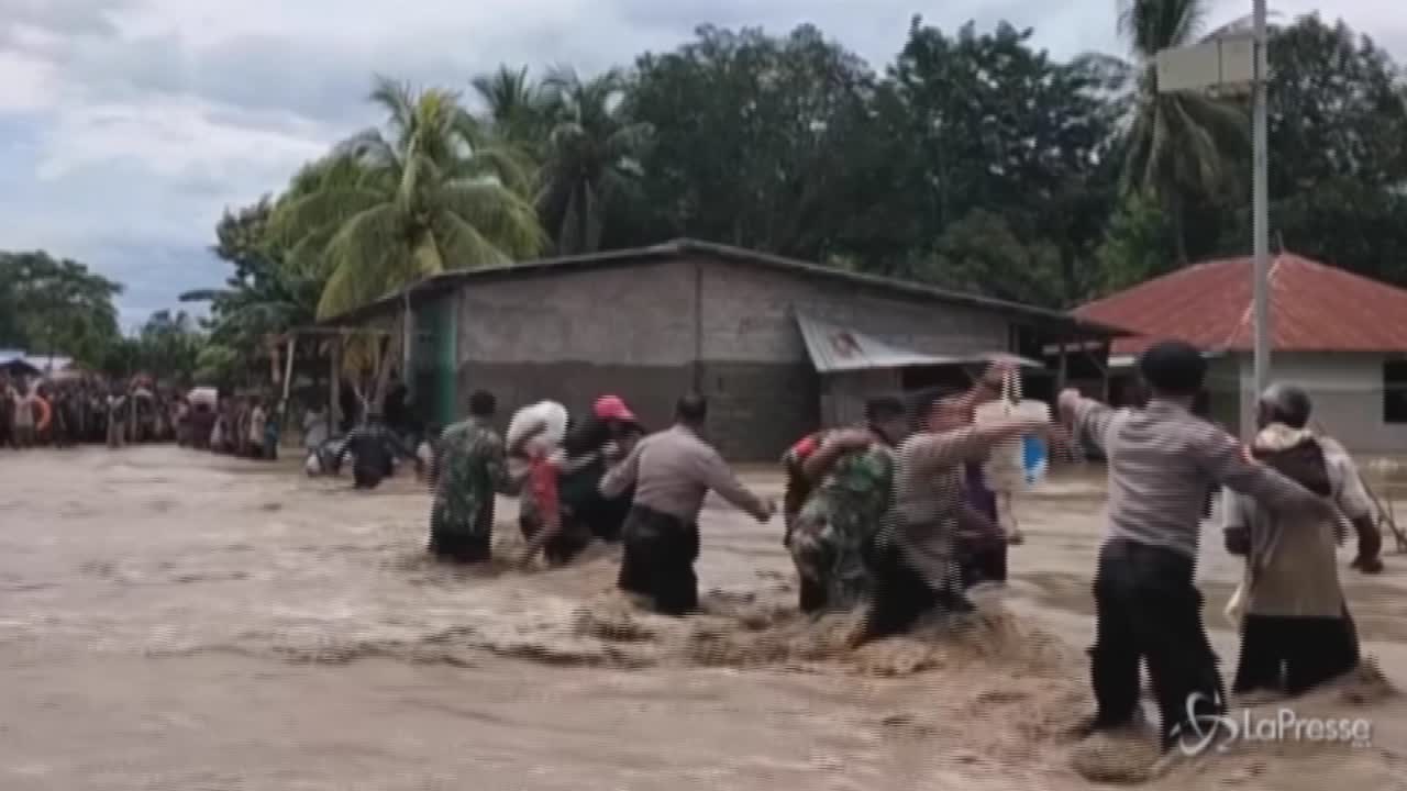 Indonesia in ginocchio per le inondazioni, almeno 55 morti
